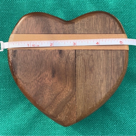 Heart Shaped Ring puzzle Box. Beautiful bow detail on the top of the box. - Picture 5 of 7